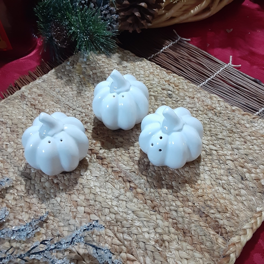 Mid Century white pumpkin trio salt pepper shakers - Picture 2 of 4